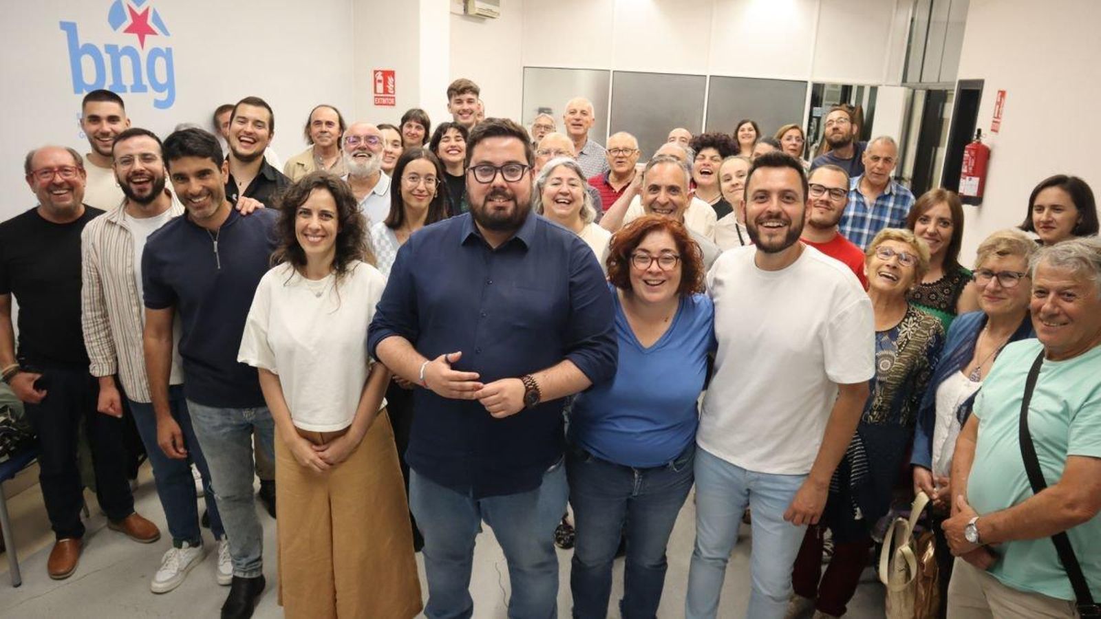 Xabier Pérez Igrexas, con los representantes del BNG en Vigo.