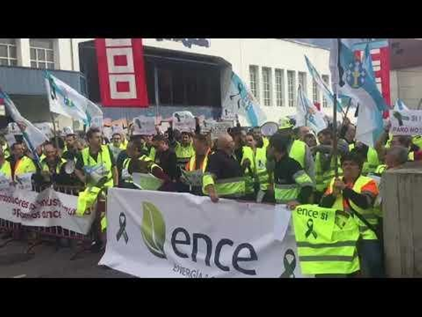 Los trabajadores de ENCE protestan ante el mitin de Pedro Sánchez