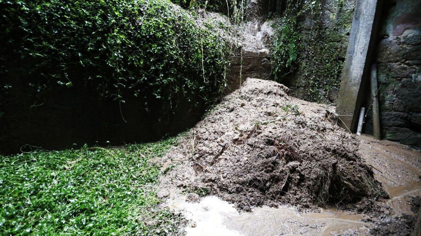 Talud en interior del número 33 de la calle San Francisco, en Vigo. // Jorge Santomé