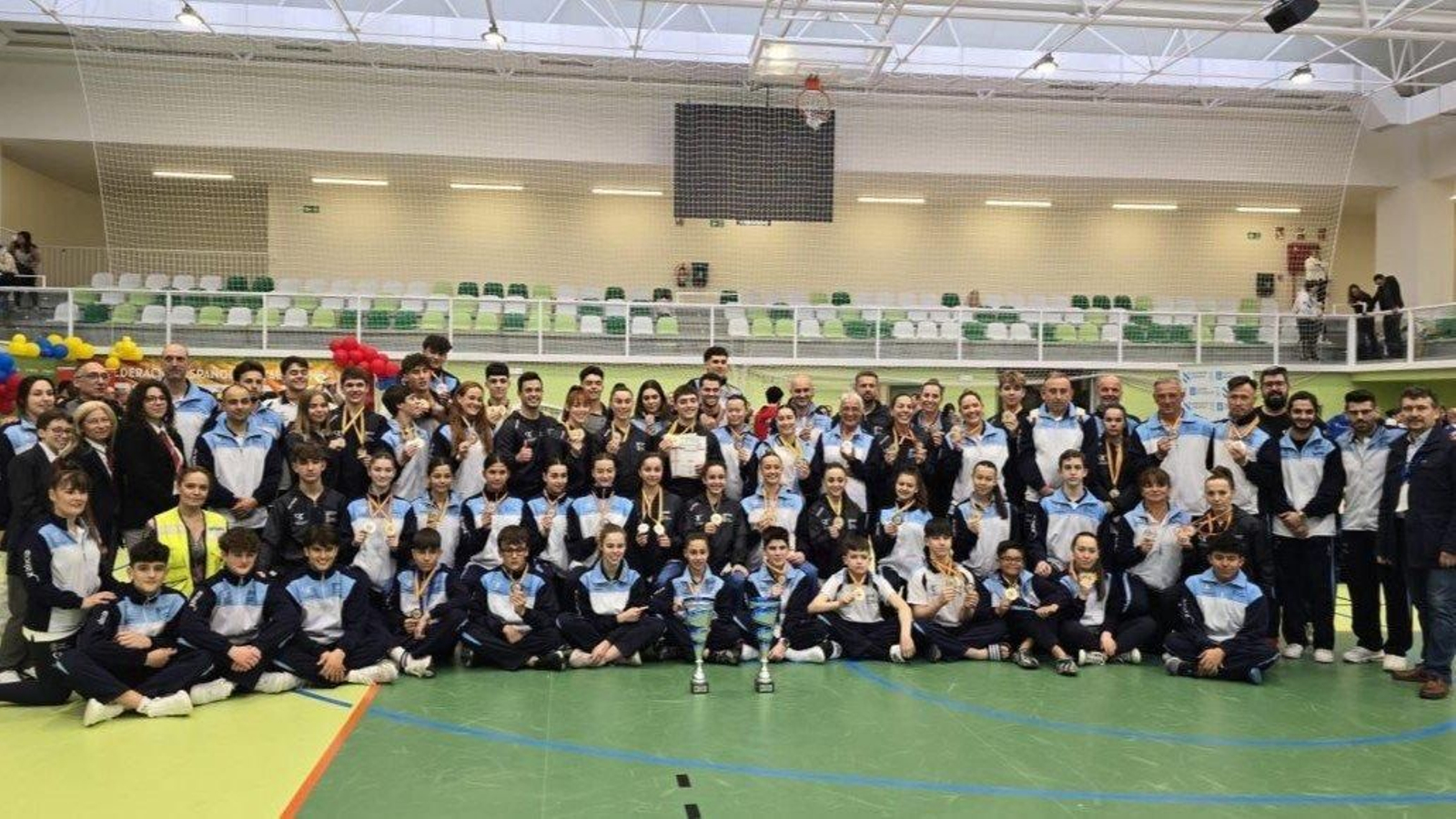 La expedición de la selección gallega, con numerosos representantes del área de Vigo, posa en Monforte.