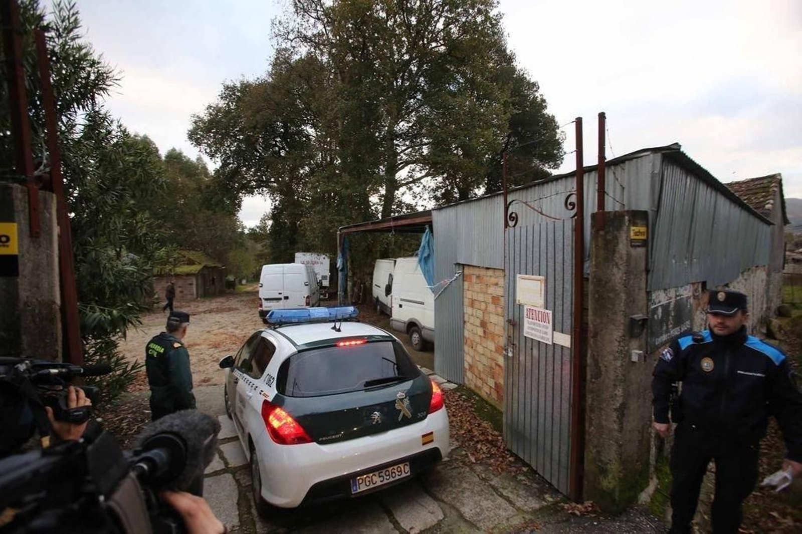 La Guardia Civil inspeccionó el interior de la pirotecnia para evaluar y preparar el traslado.