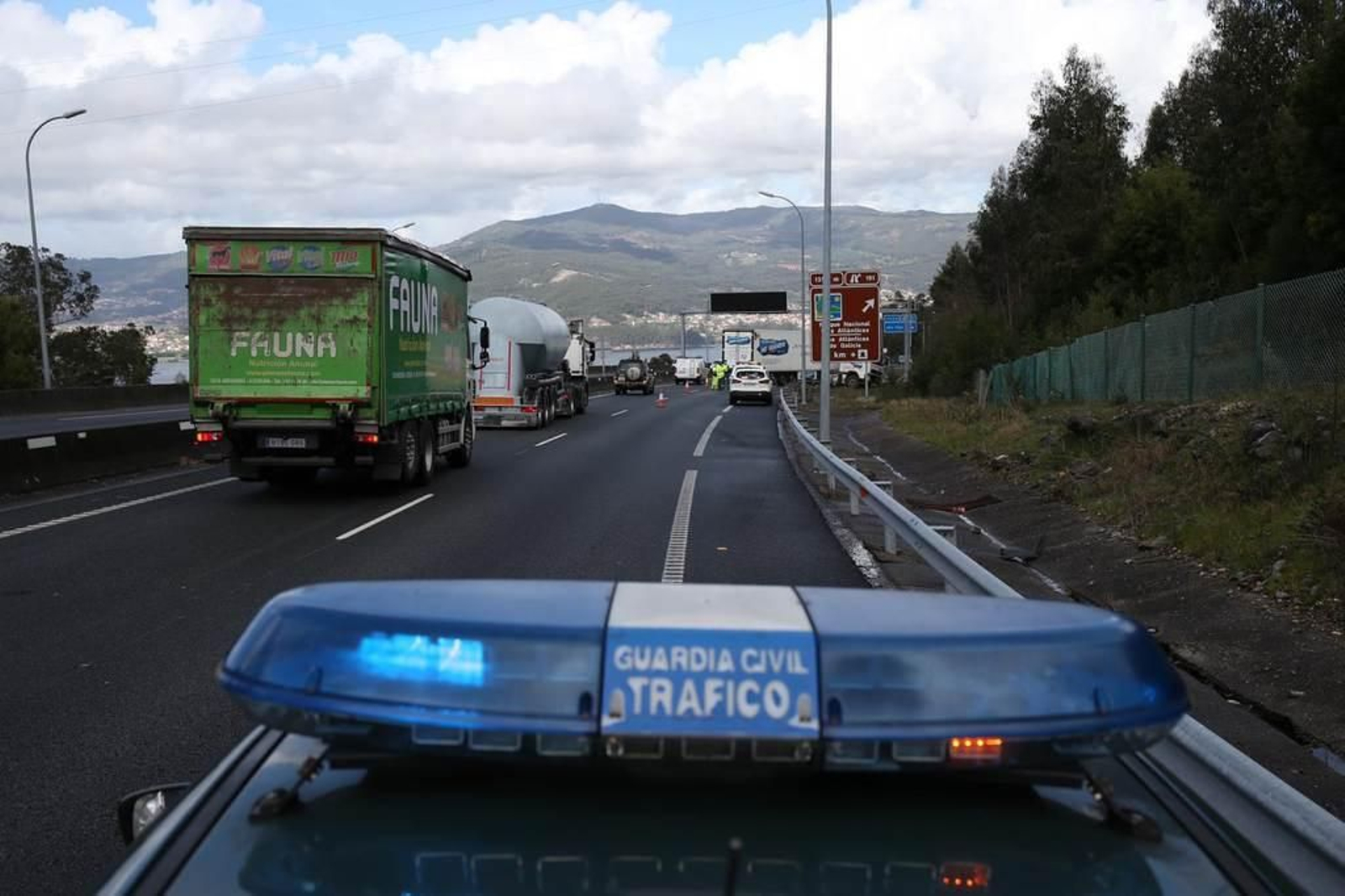 Un camión provoca retenciones en A Madroa _ Alberte 3