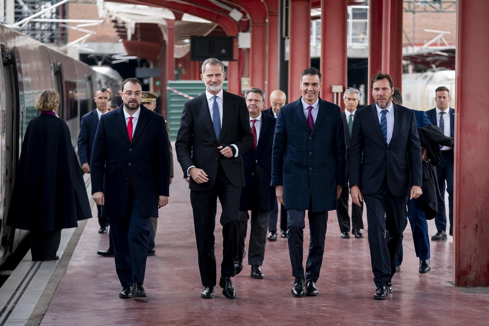 El presidente del Principado de Asturias, el Rey Felipe VI, el presidente del Gobierno y el ministro de Transportes y Movilidad en el viaje inaugural de la alta velocidad a Asturias. // EP
