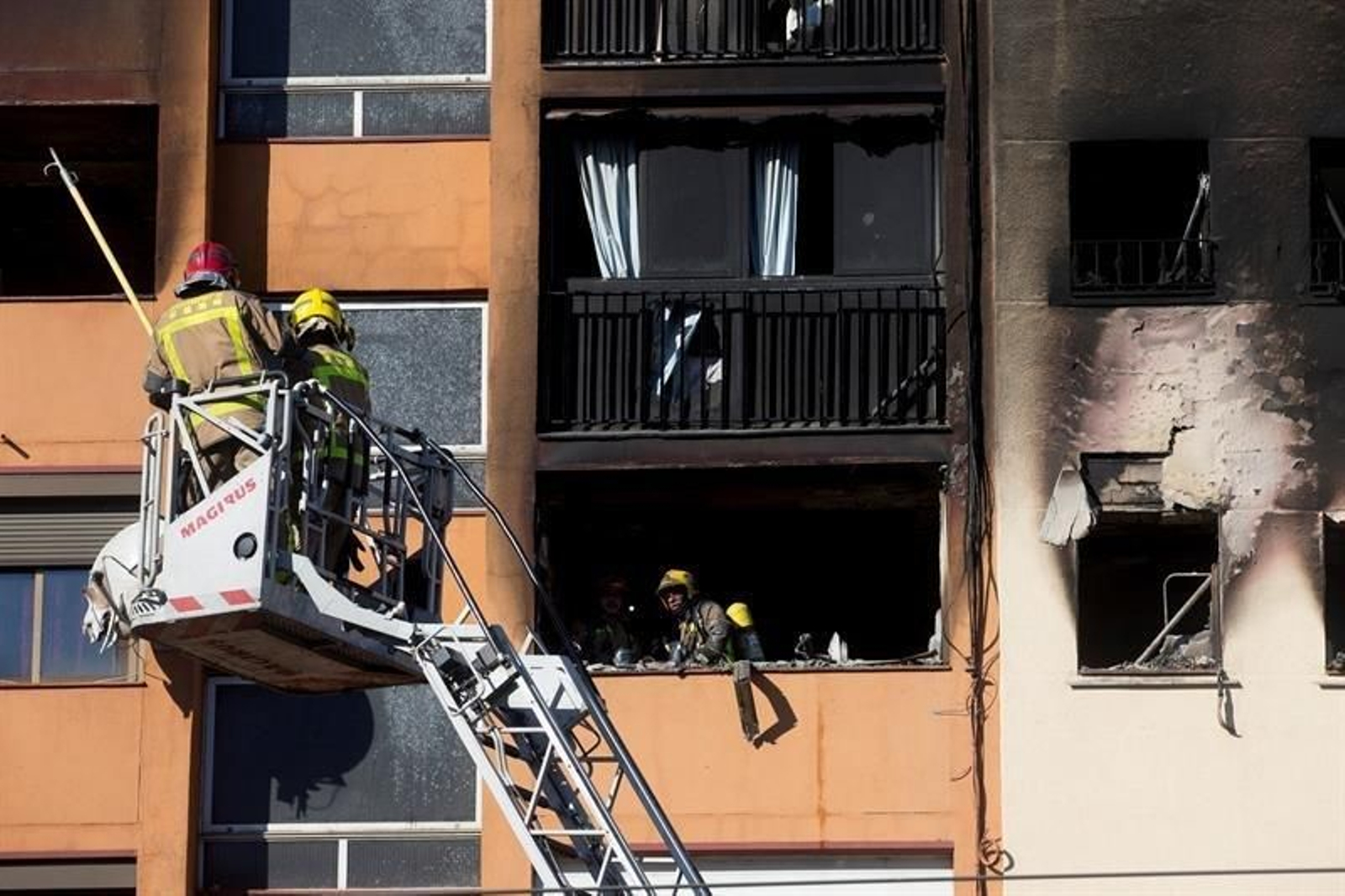 Los Bomberos han logrado controlar el incendio en un edificio de diez plantas en Badalona