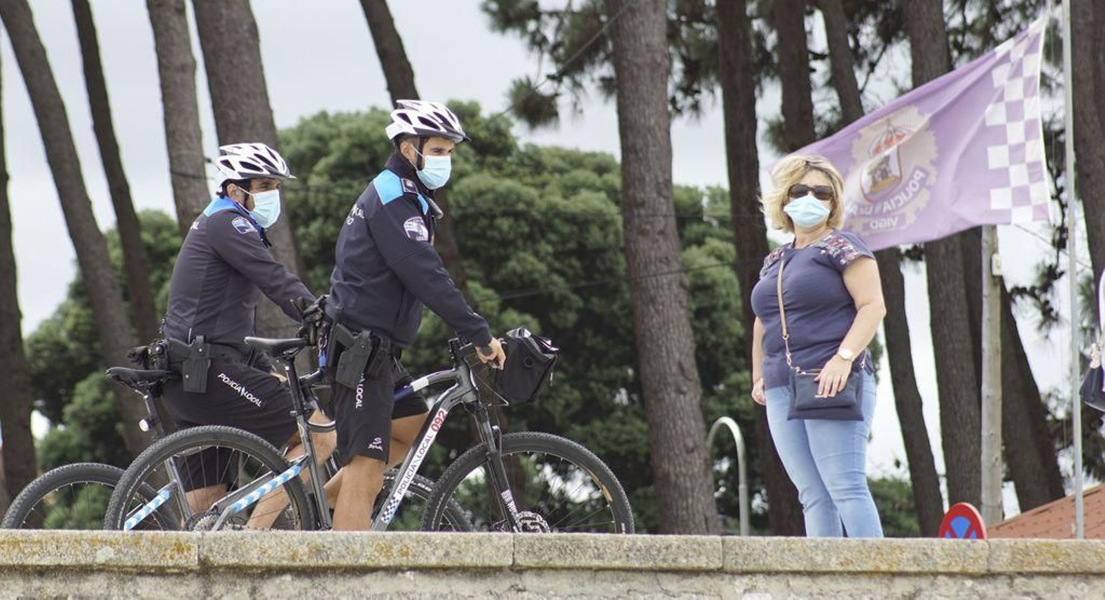 La Policía Local inició las patrullas por las playas de la ciudad montados en bicicletas.
