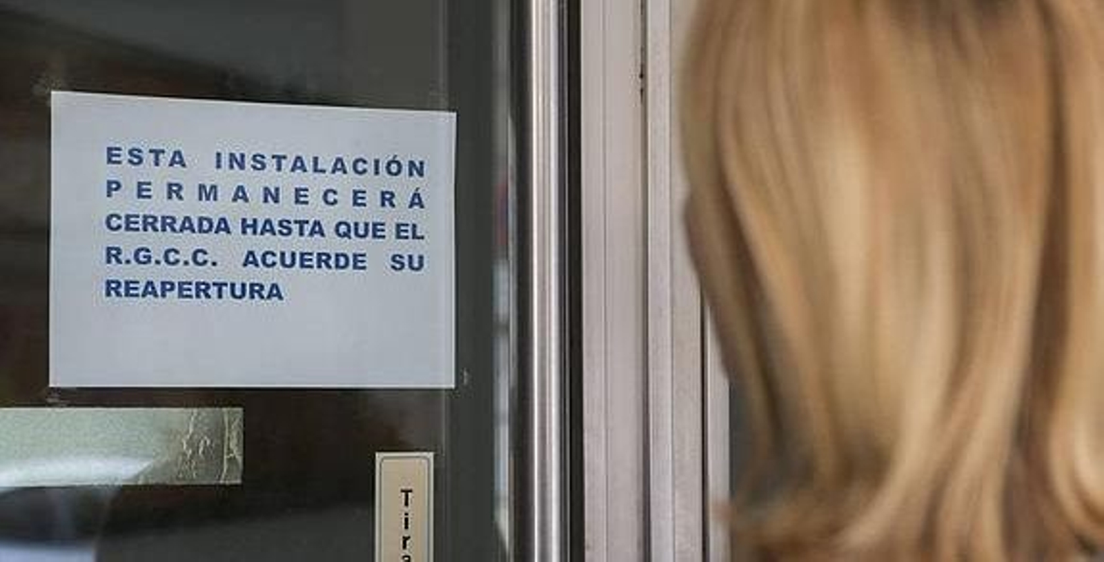 Mensaje que cuelga en la puerta de entrada del Centro Asturiano de la Habana en Gijón. Foto: El Comercio