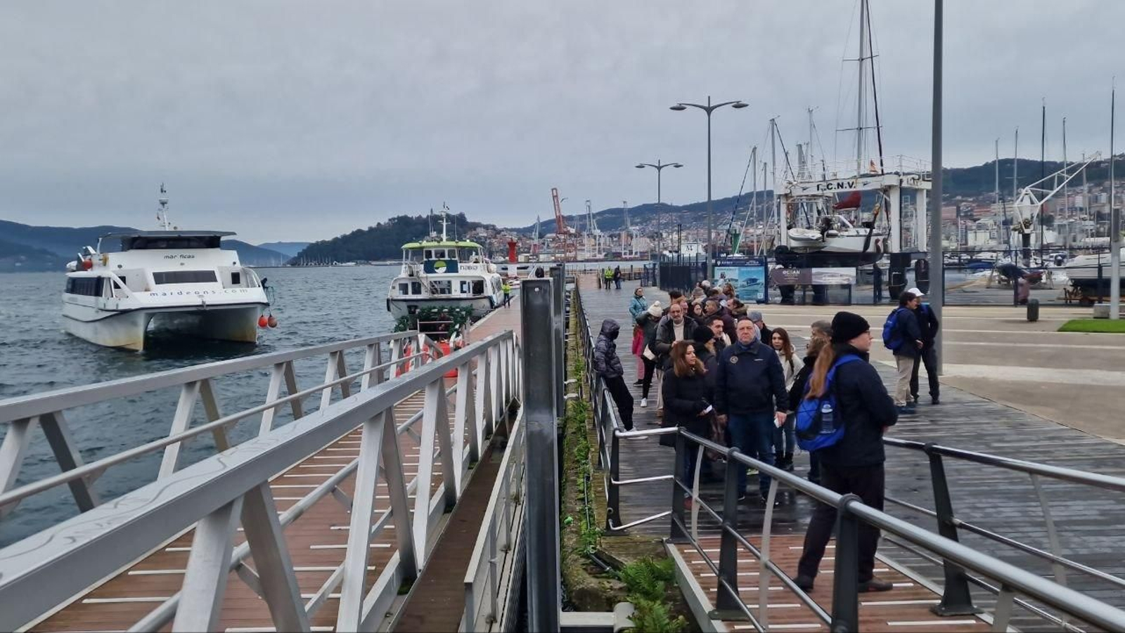 Viajeros esperando a embarcar en el barco a Cíes. // J.V. Landín