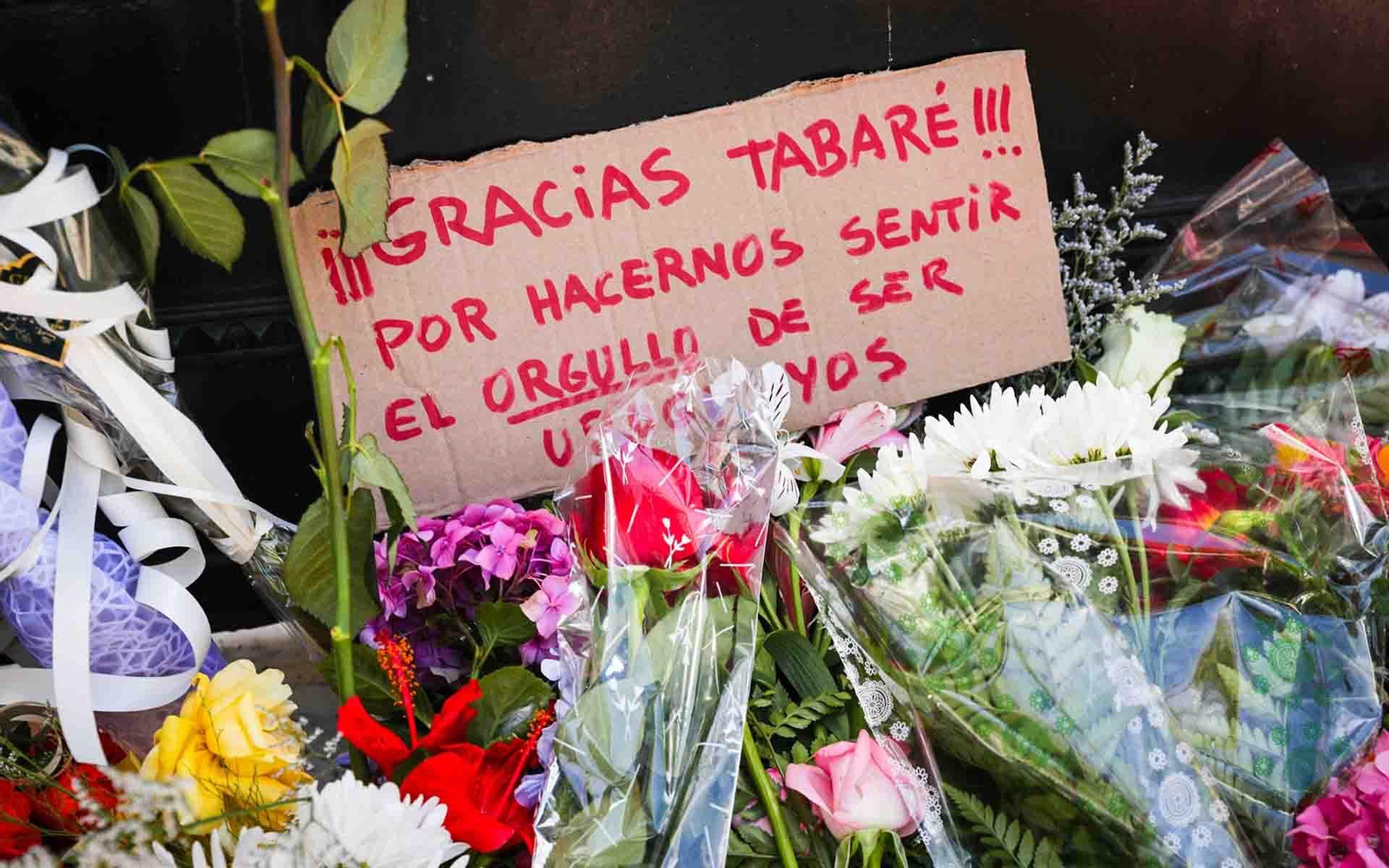 Fotografía de mensajes y ofrendas florales a la entrada de la casa del expresidente Tabaré Vázquez en Montevideo (Uruguay). EFE/ Federico Anfitti