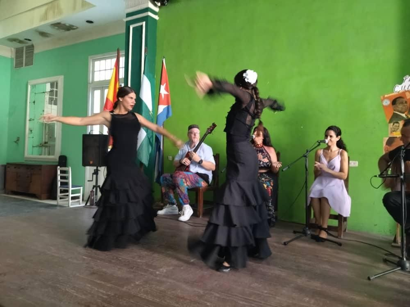 La cantaora y bailaora sevillana, Ana Ambrosio, hizo poner de pie a los asistentes por su depurada calidad en su voz y con sus finos contoneos junto con un mayúsculo taconeo