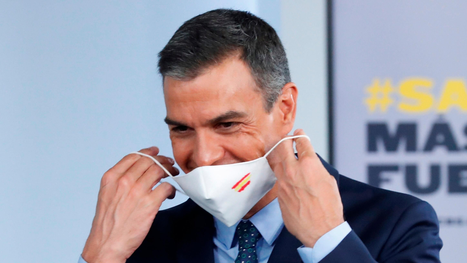 Pedro Sánchez se coloca la mascarilla tras la rueda de prensa.