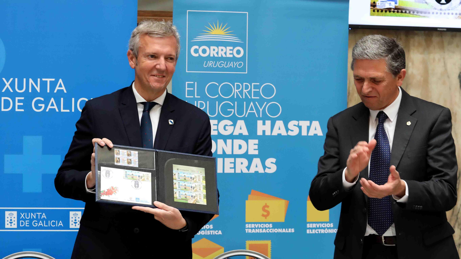 Imagen de la presentación de los dos sellos y el cuño en Montevideo