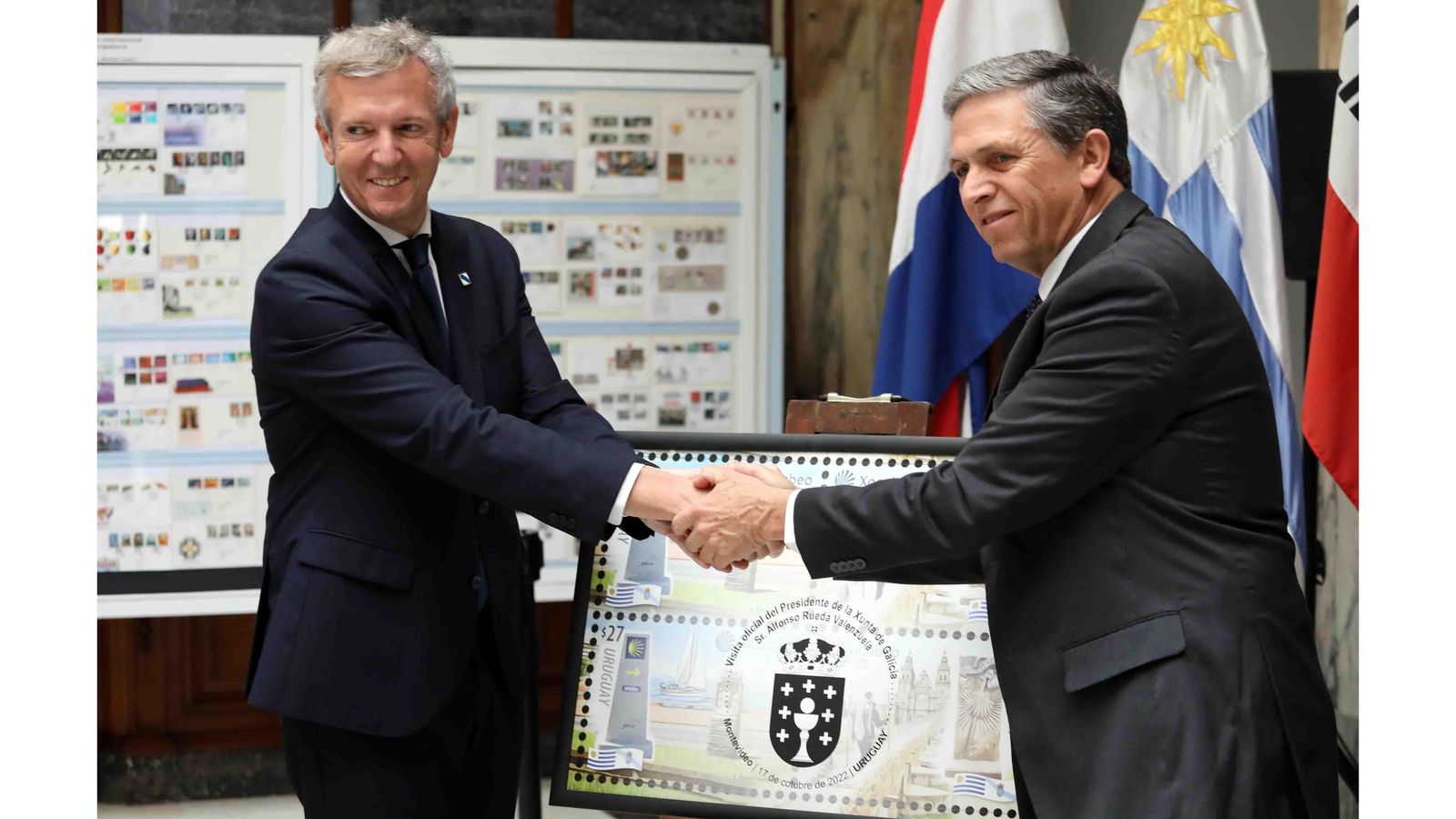 Imagen de la presentación de los dos sellos y el cuño  en Montevideo