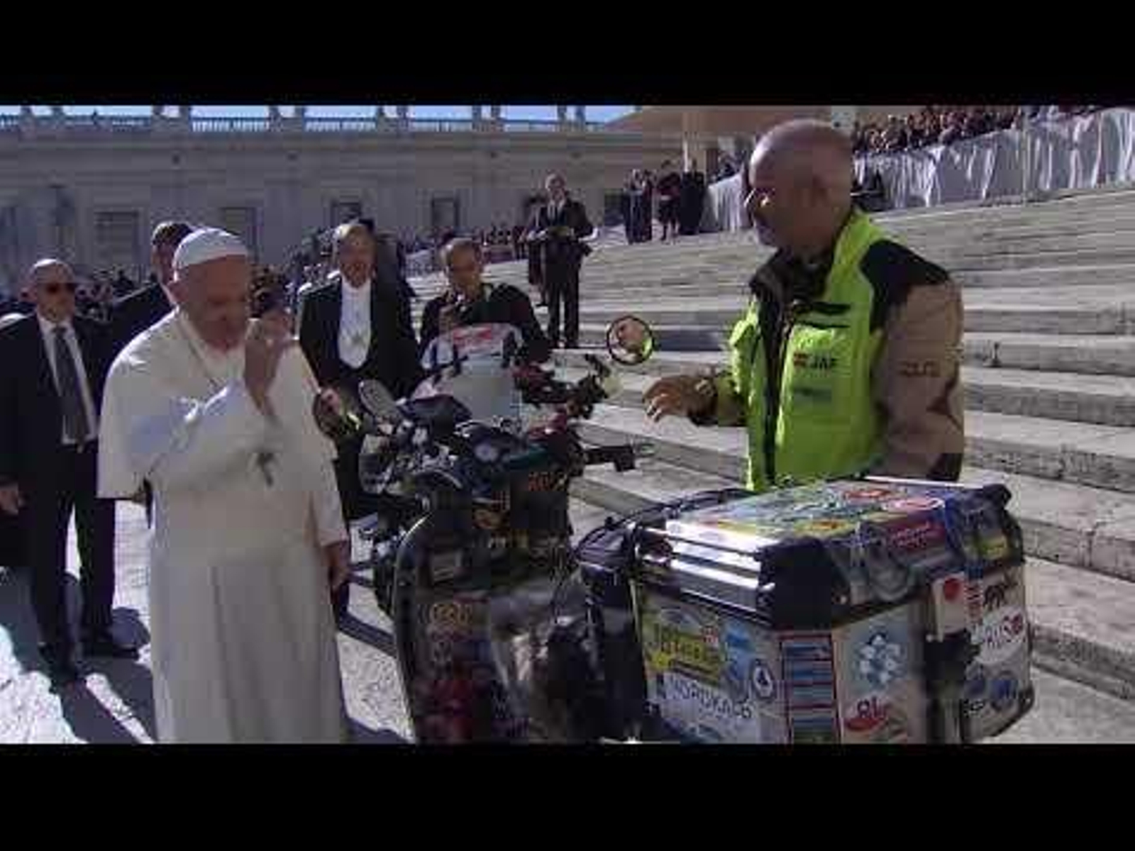 El Papa bendice la Vespa de un gallego para un viaje solidario