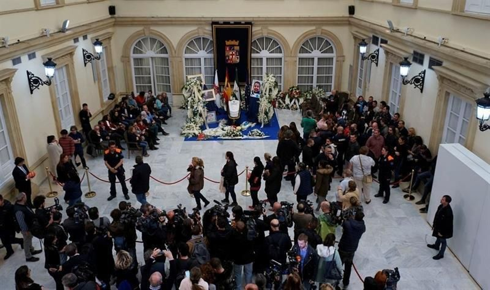 Cientos de personas visitando la capilla ardiente del niño Gabriel Cruz