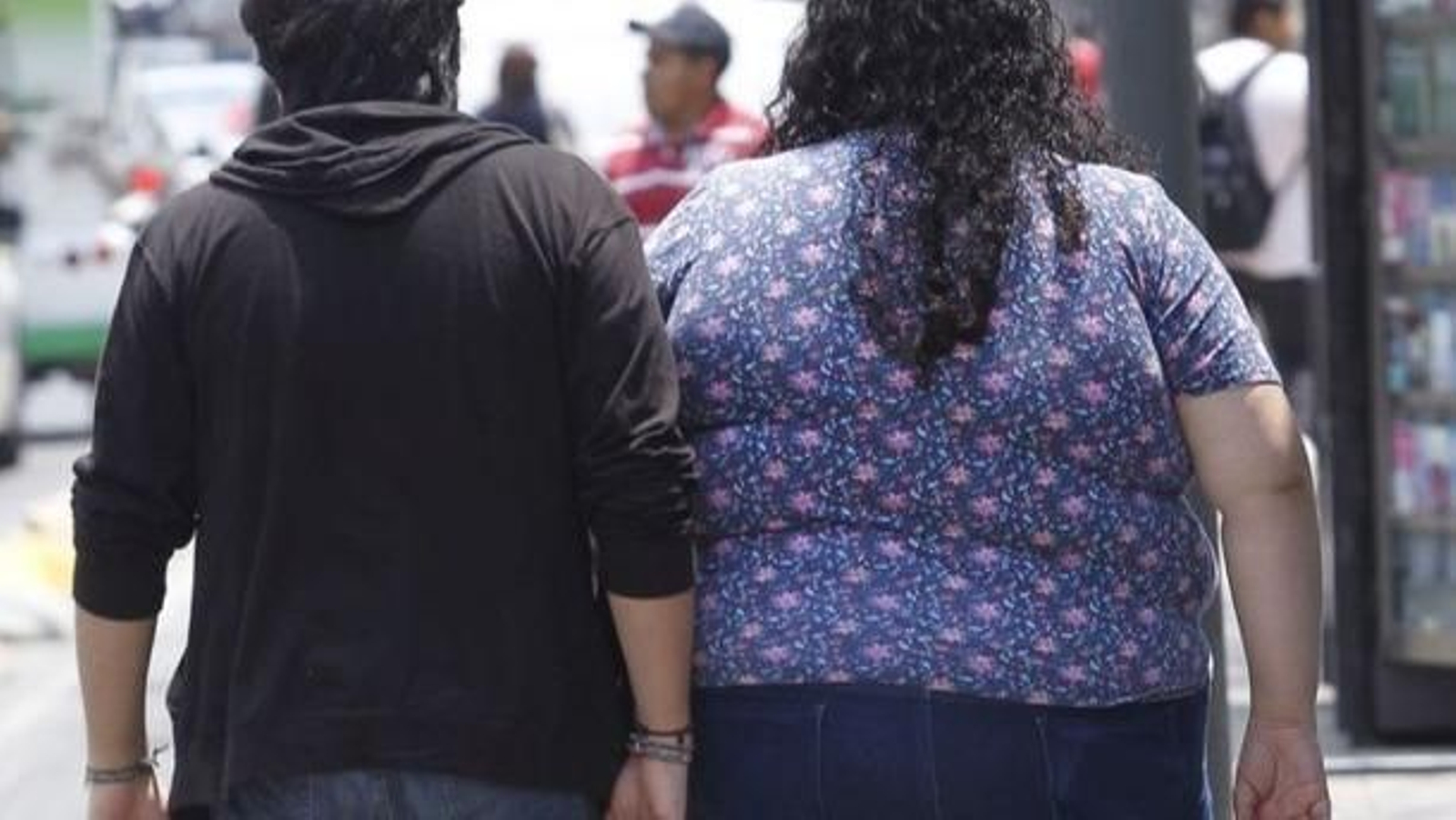 Dos personas por la calle.