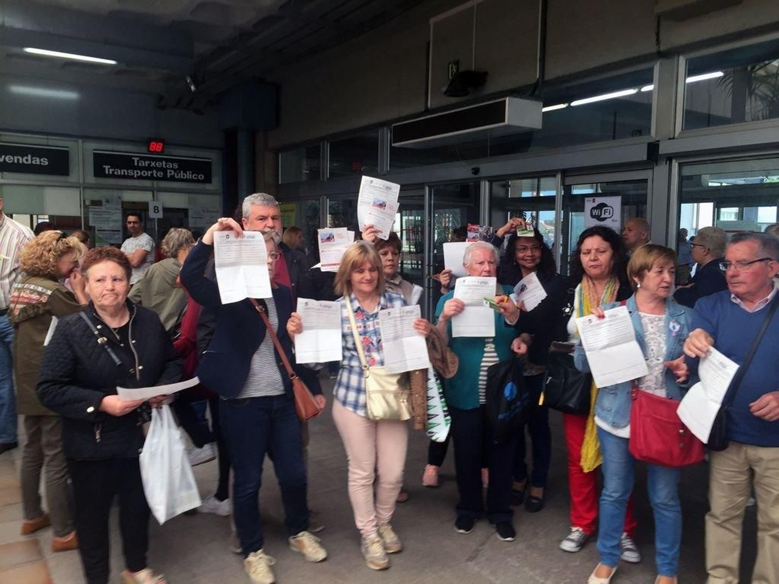 Un grupo de vecinos de Chapela, ayer en la lonja del Concello para pedir la PassVigo.