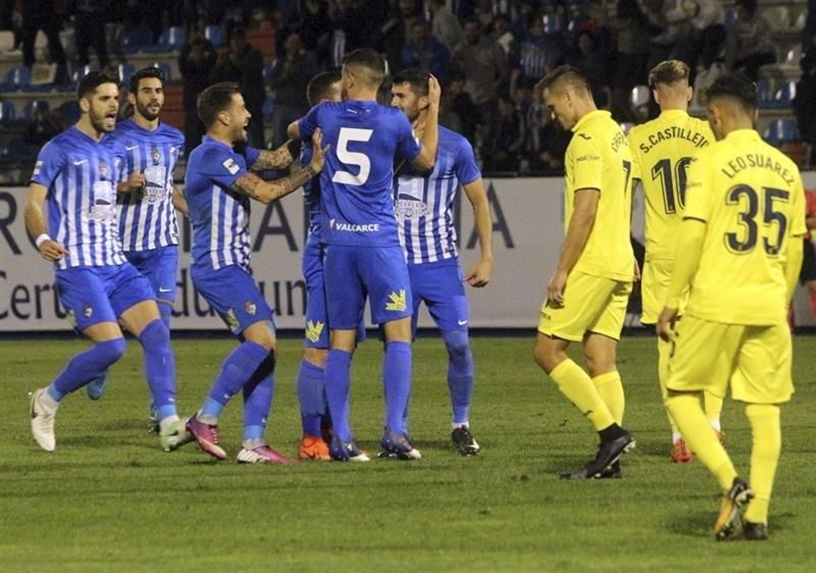 Los jugadores de la Ponferradina celebran el gol de Cidoncha durante el partido de ida de dieciseisavos de final de la Copa del Rey que Ponferradina y Villarreal