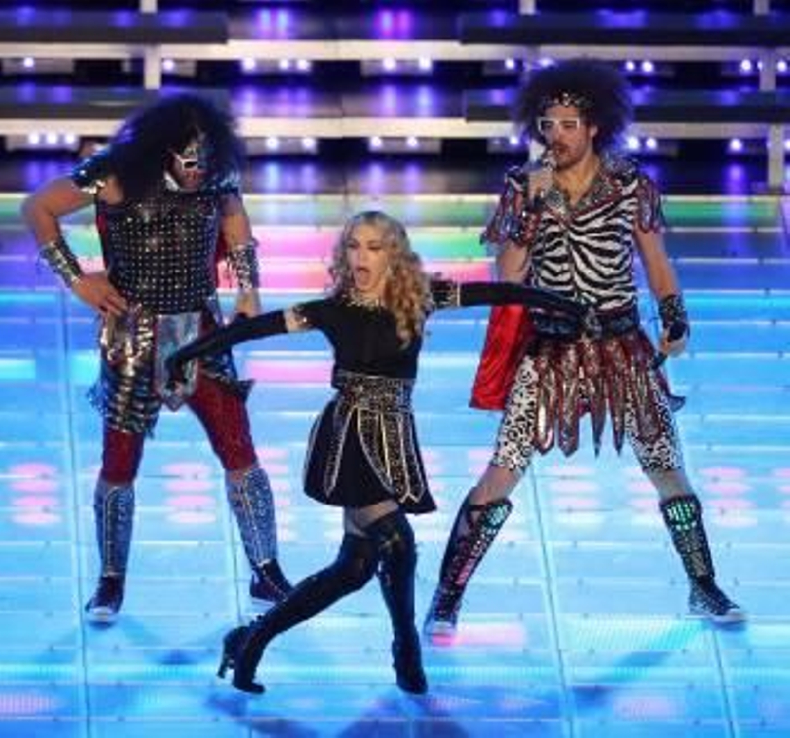Las cantantes Madonna (c), Nicki Minaj (i) y M.I.A. (d) actúan hoy, domingo 5 de febrero de 2012, en el intermedio de la final del Super Bowl entre los Patriots de Nueva Inglaterra y los Giants de Nueva York  (Foto: EFE)