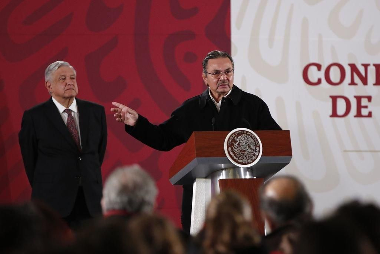 El director general de Pemex, Octavio Romerio, y el presidente de México, López Obrador, en rueda de prensa.