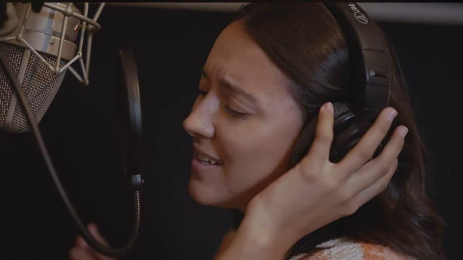 Carla Lourdes grabando en Ginkgo Music Studios, en O Porriño.