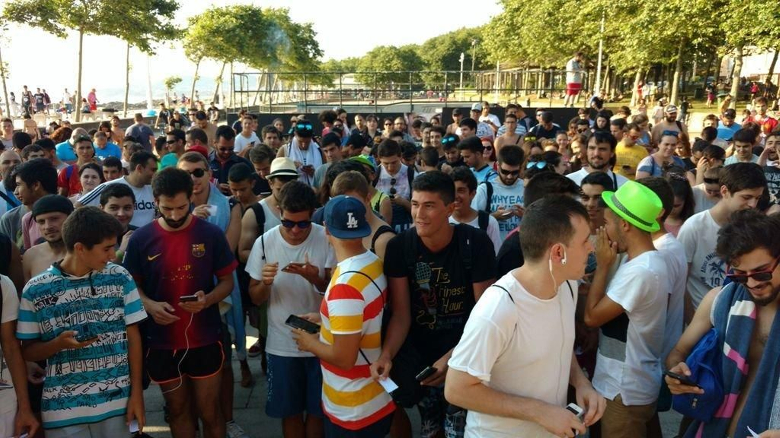 Las altas temperaturas no asustaron a los cientos de seguidores del juego Pokemon Go que se dieron cita en la pista de patinaje animados por un sorteo de helados.