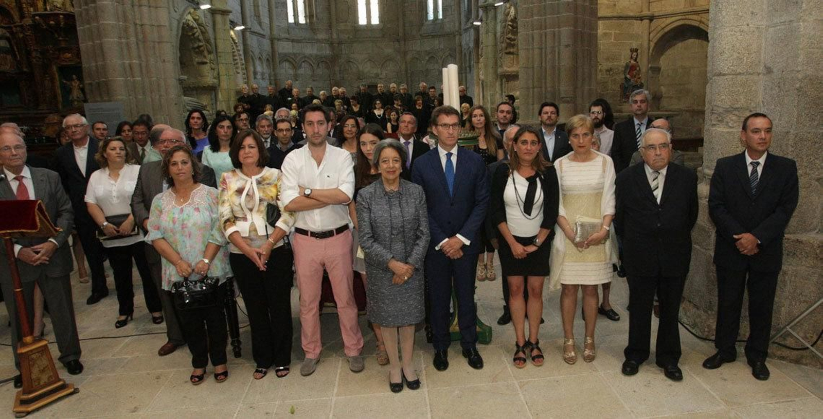 Asistentes a la 50 ofrenda floral ante la tumba de Rosalía de Castro.