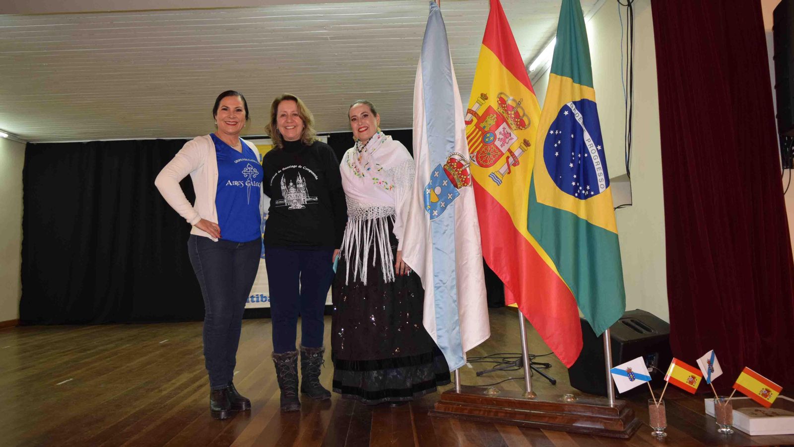 La presidenta del Centro Español del Paraná, María del Carmen del Pastor, con Blanca Hernando Barco, y Maribel González Mariño, presidenta de la Casa de Galicia