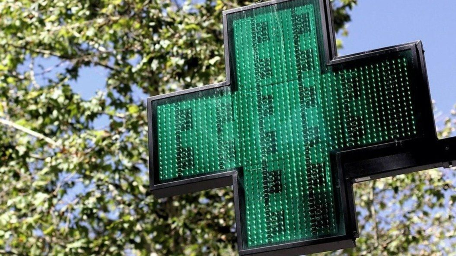 La señal de una farmacia. // E.P.