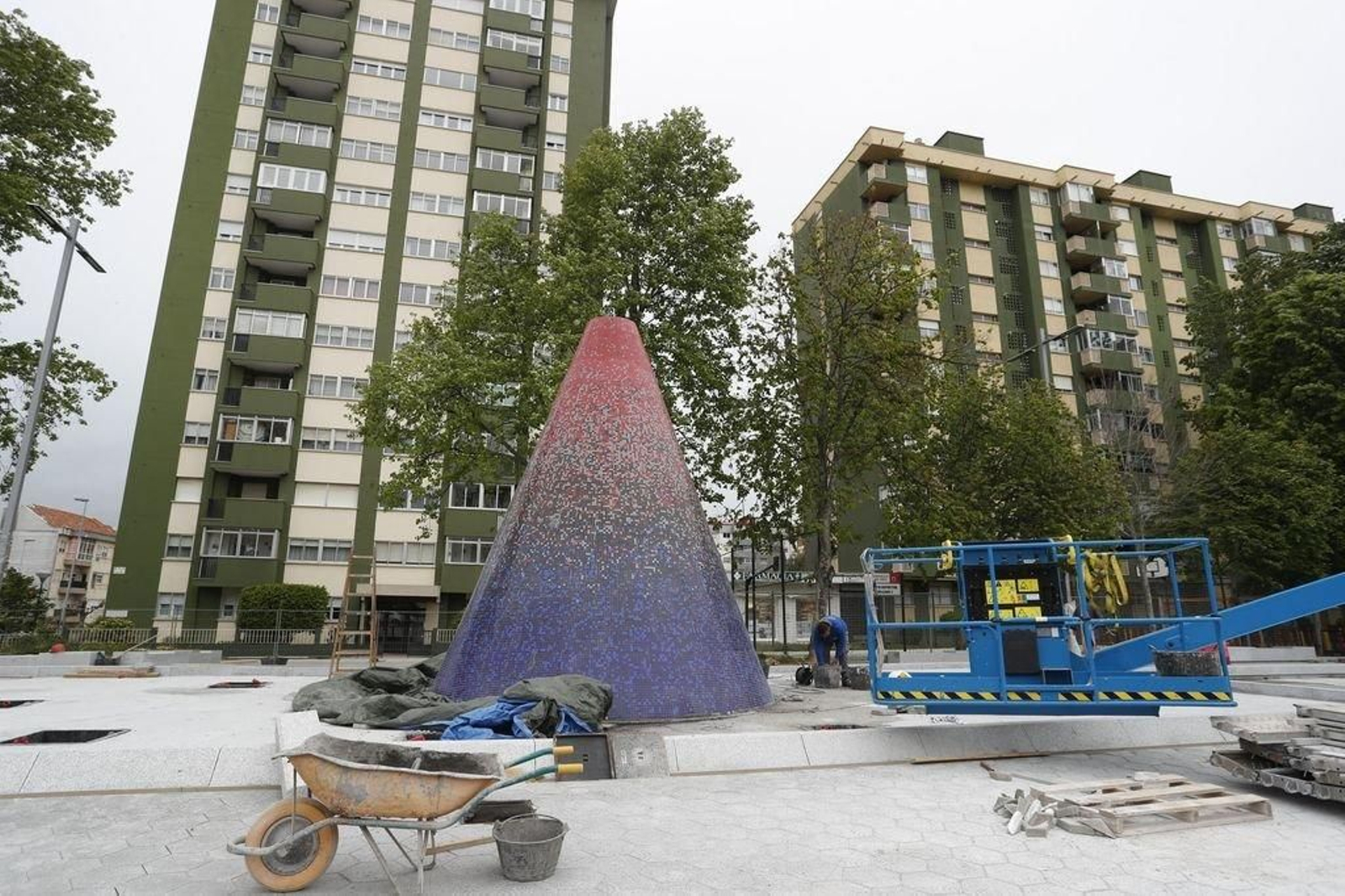 En una semana o diez días estará terminada la obra del nuevo volcán de la avenida Castelao, mucho más alto que los anteriores y revestido de mosaicos de colores al estilo Gaudí