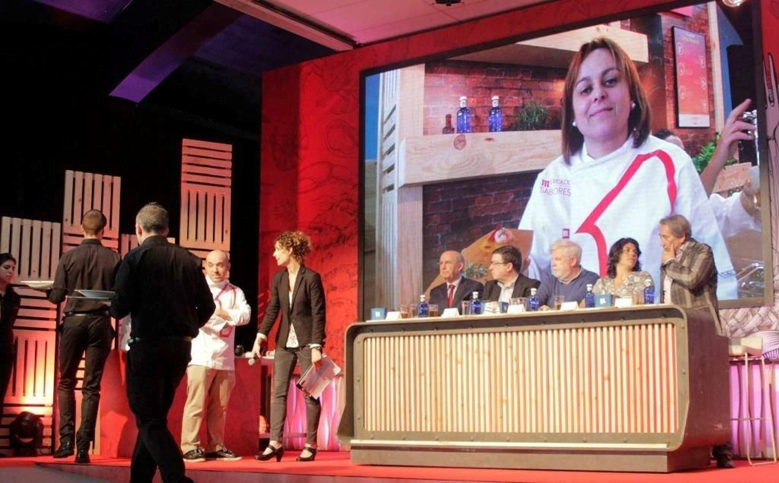 El jurado de los concursos del Mercado de Sabores Mahou, que ayer se despidió de Vigo.