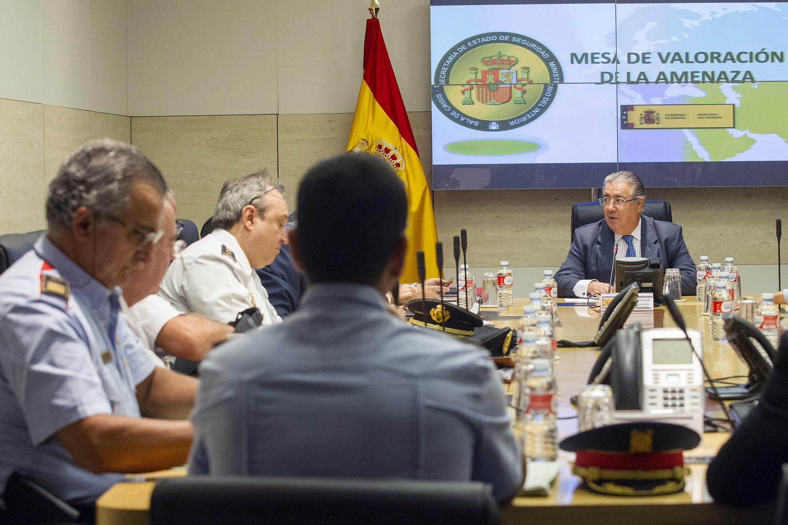Juan Ignacio Zoido (al fondo), durante la reunión de la Mesa de Valoración de la Amenaza Terrorista.