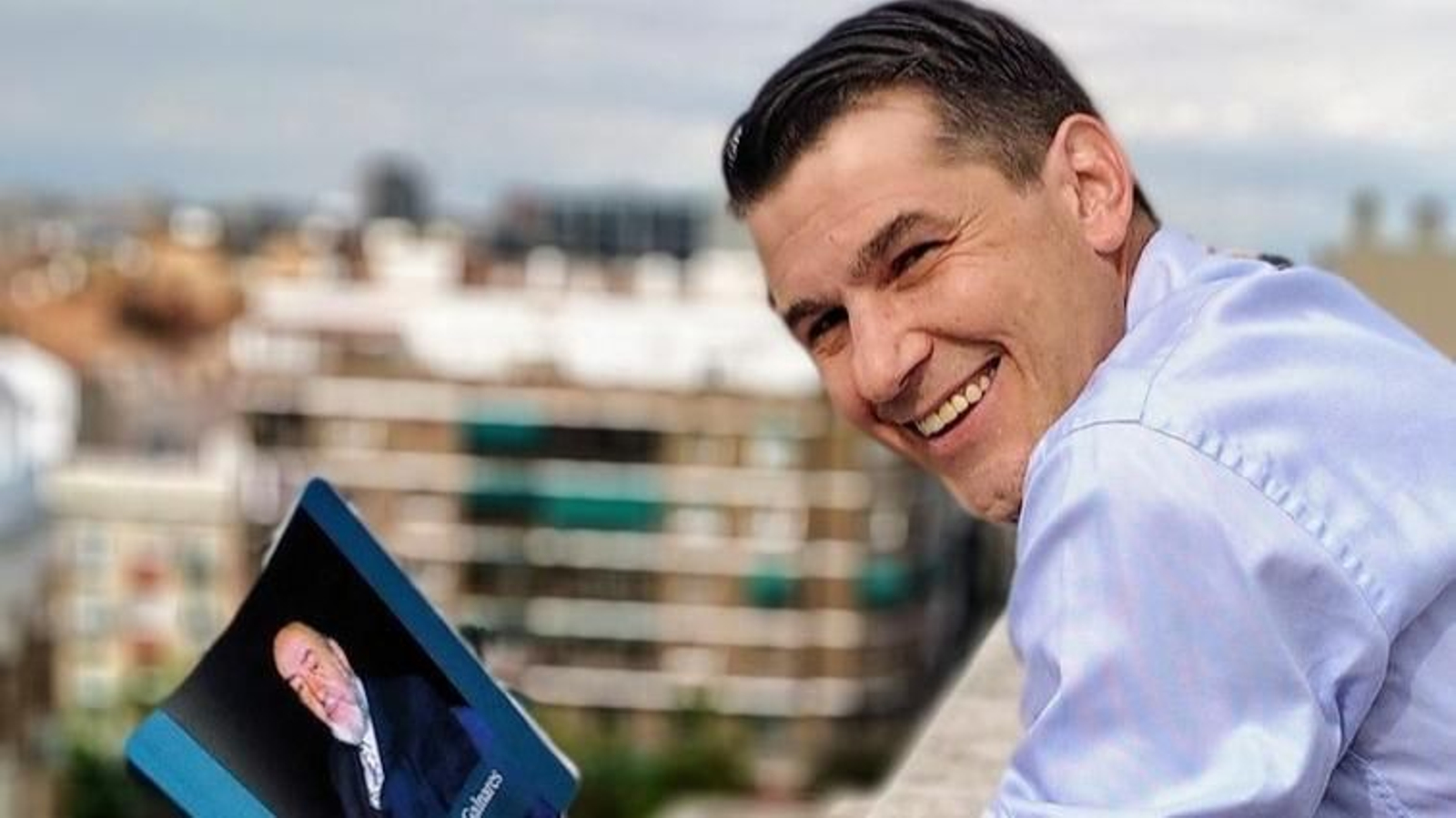 Jorge Escohotado con una de las biografías y el proyecto de los héroes del COVID-19.