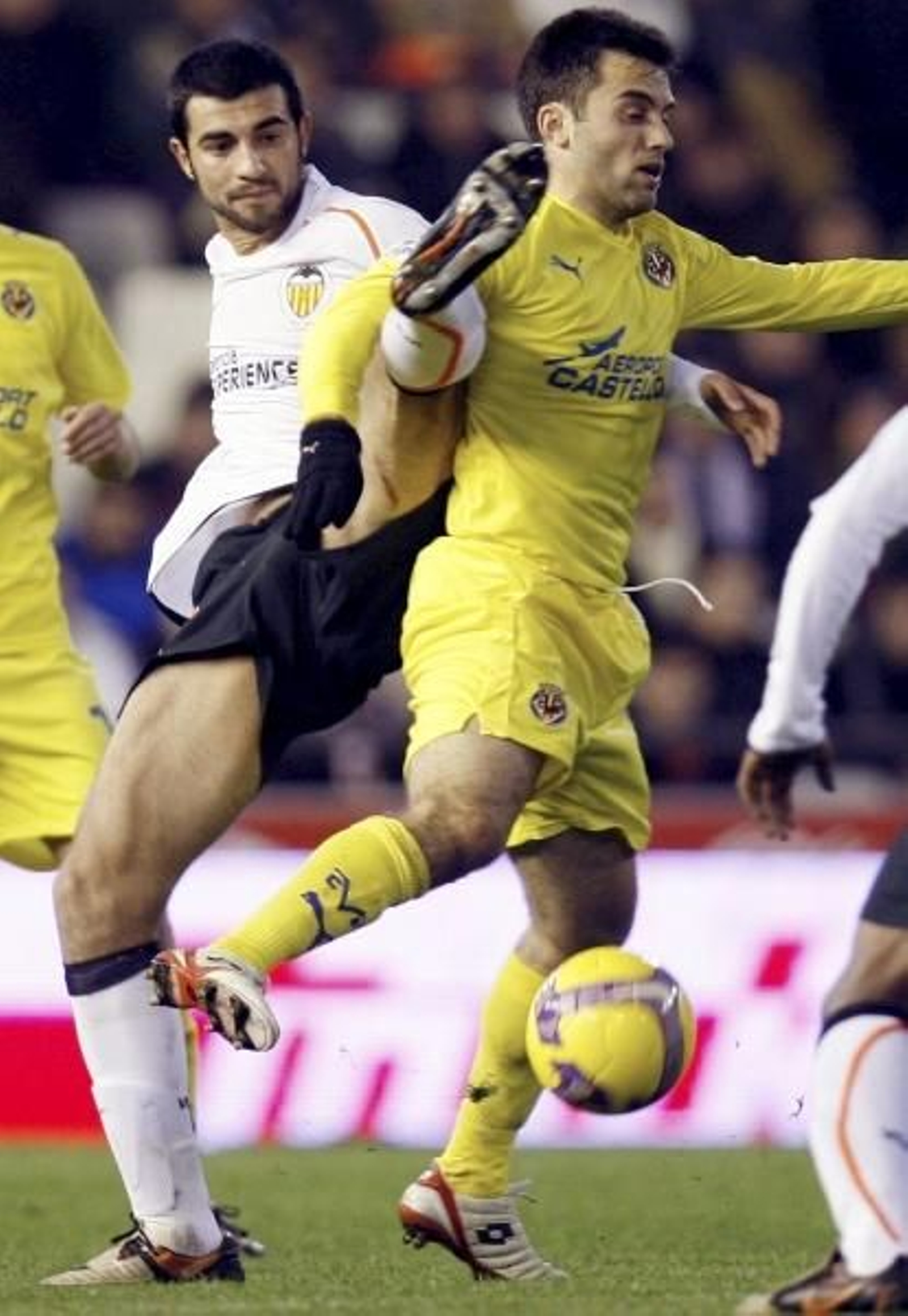 El defensa del Valencia, Raúl Albiol, disputa un balón con el delantero del Villarreal, Giuseppe Rossi. (Foto: Juan Carlos Cárdenas)