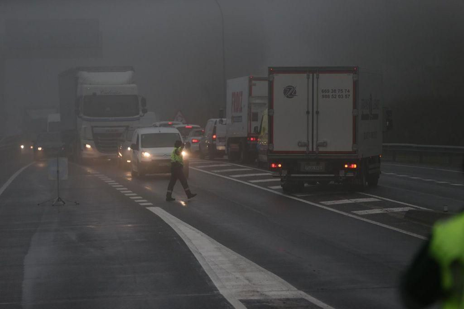Cortado un carril de la AP-9 en Vigo después de volcar un camión en los túneles de A Madroa 22