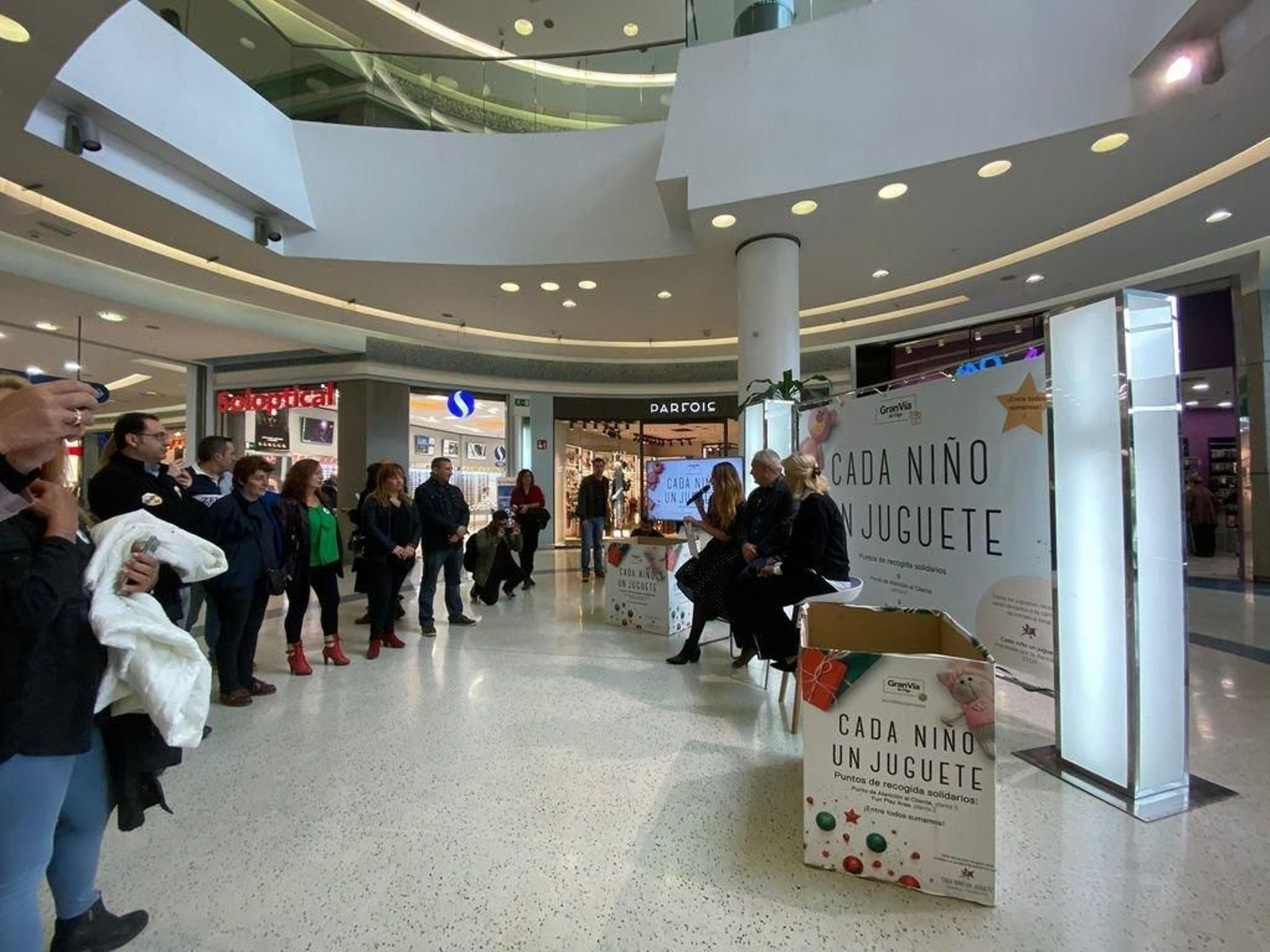 Angelica Fálagan. Carlos Leiro y Corina Porro presentaron ayer la campaña solidaria.