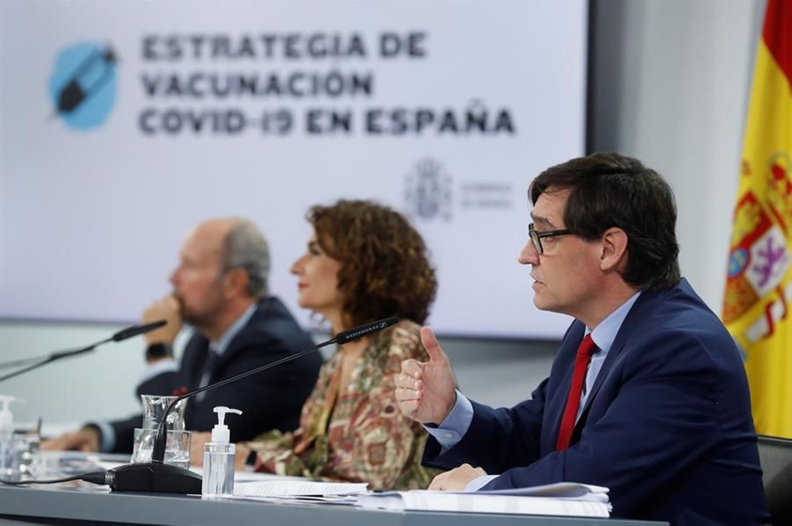 La ministra portavoz, María Jesús Montero (c), el ministro de Sanidad, Salvador Illa (d), y el ministro de Justicia, Juan Carlos Campo, comparecen en la rueda de prensa posterior al Consejo de Ministros