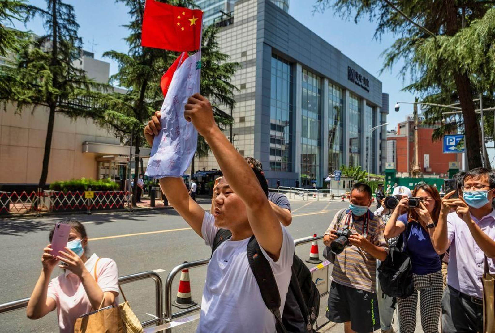 Un hombre protesta en las puertas del consulado norteamericano en Chengdu.