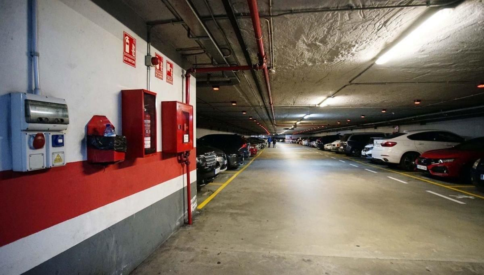El interior del parking de Policarpo Sanz, con las plazas de menor tamaño del exigido.