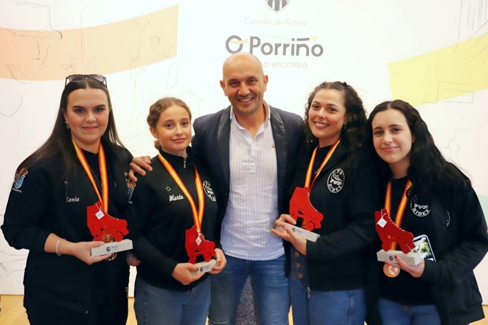 Las cuatro patinadoras del club Ribex Porirño, luciendo su medalla de bronce junto al alcalde, Alejandro Lorenzo.