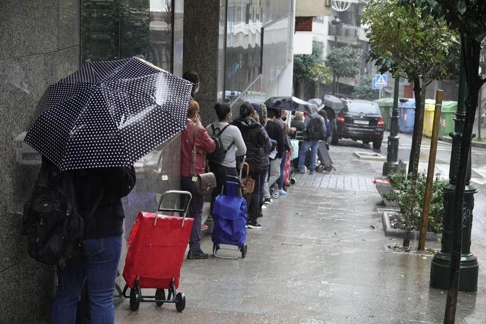 La lluvia y viento de la mañana de ayer no impidió que se formara una larga cola en Vida Digna.