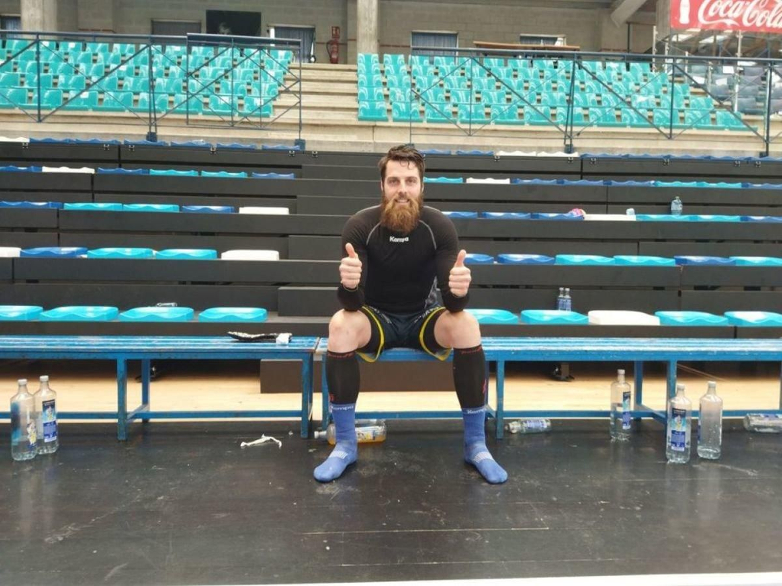 Juan del Arco anunció ayer su retirada del balonmano acompañado por el resto de jugadores del Cangas.