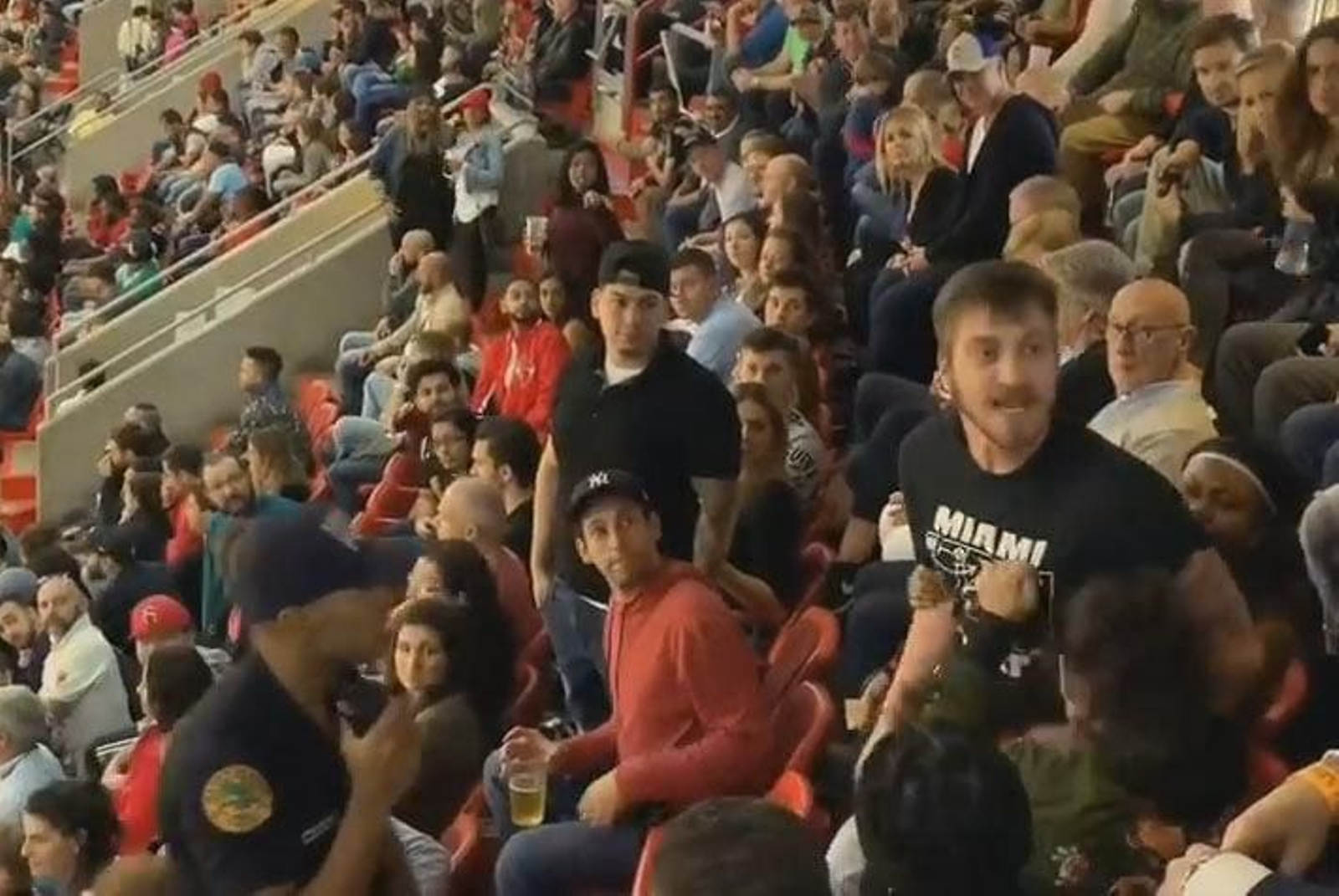El joven de Mugardos, en plena discusión en el estadio de Miami Heat.