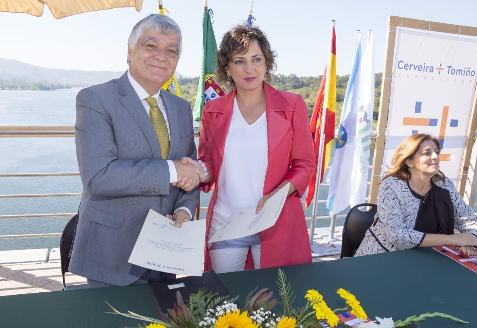 Los alcaldes de Vilanova de Cerveira, Fernando Nogueira, y de Tomiño, Sandra González, ayer tras la firma.