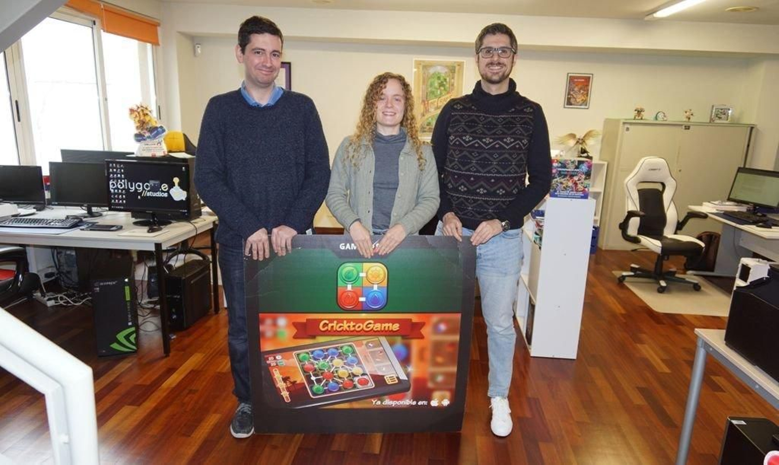 Miguel Aréan (izquierda) y su equipo en Polygon-E, premio a la mejor empresa en los Devuego 2019.