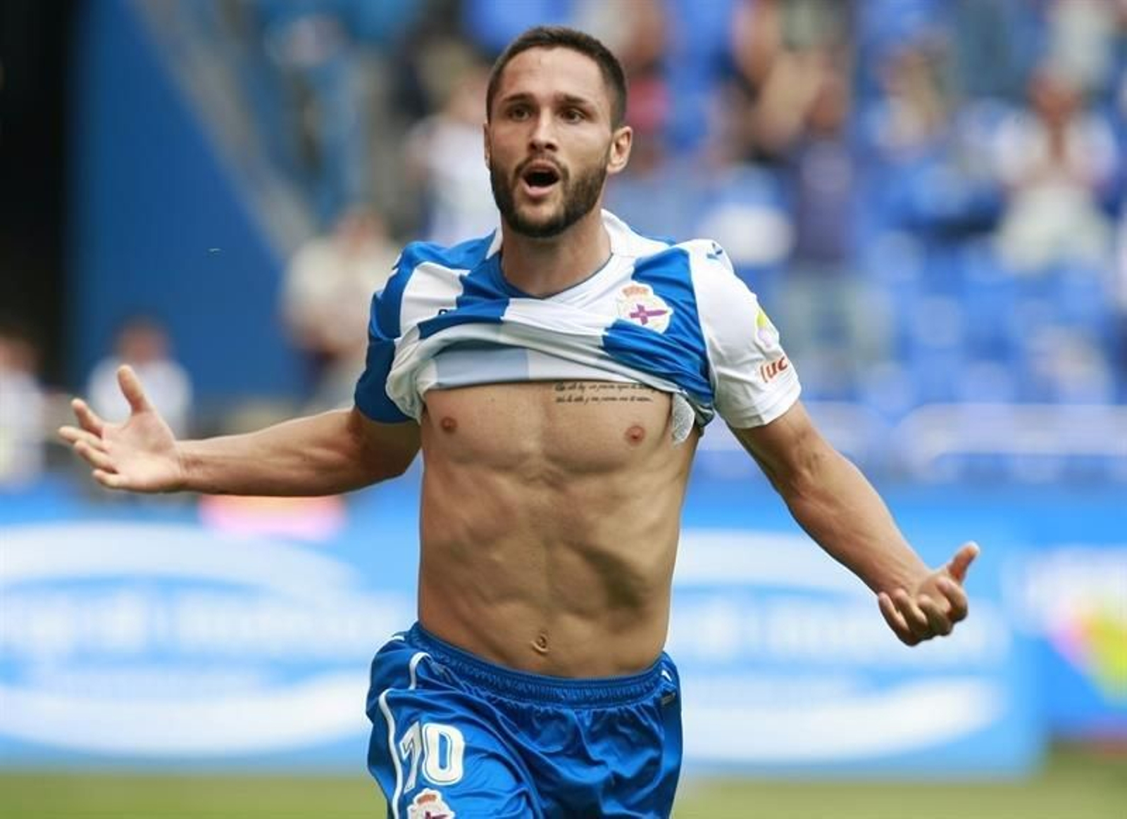 El delantero rumano del Deportivo Florin Andone celebra su gol marcado ante el Getafe