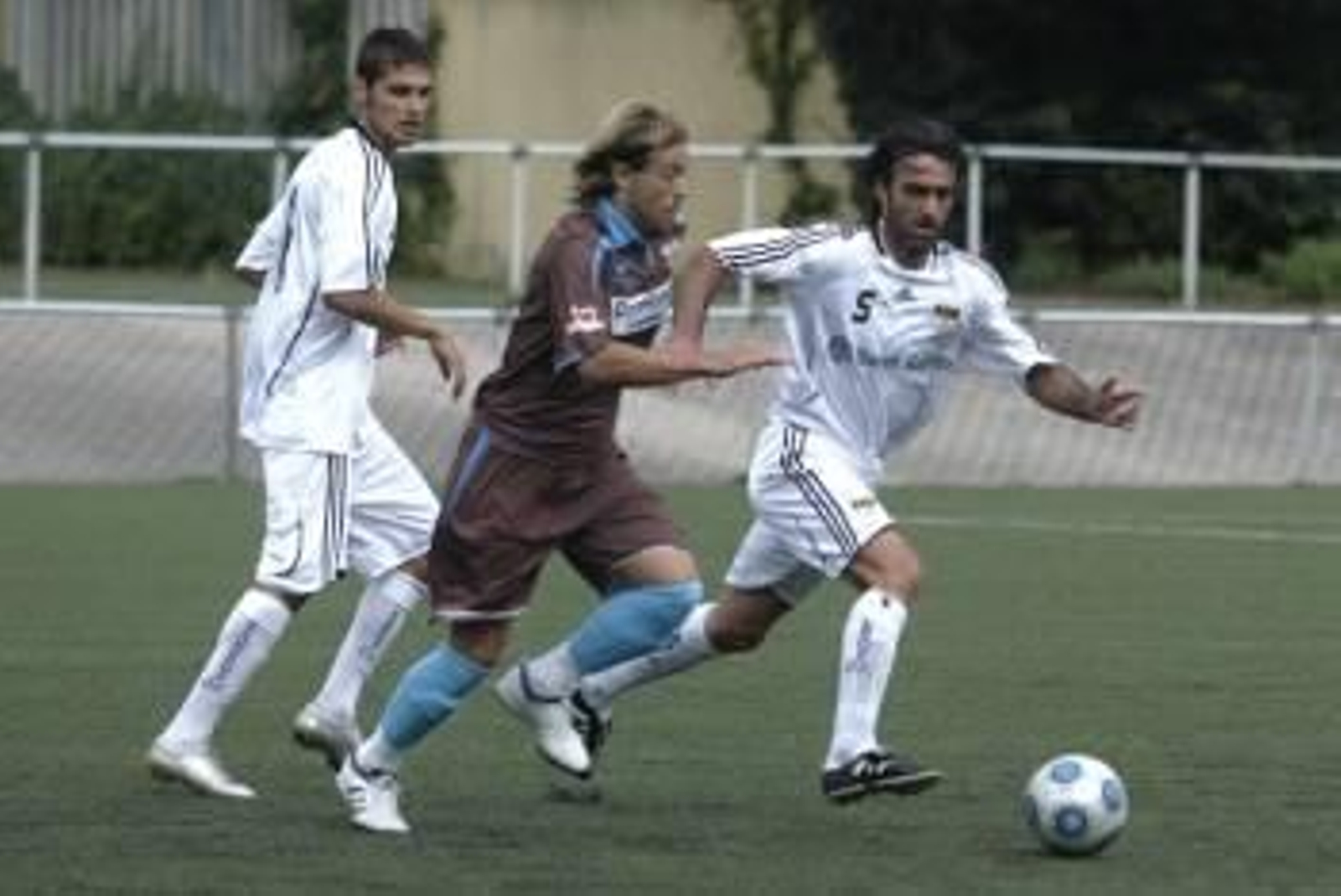 Un jugador del Montañeros intenta evitar la presión de un rival del Lugo. (Foto: El Ideal Gallego)