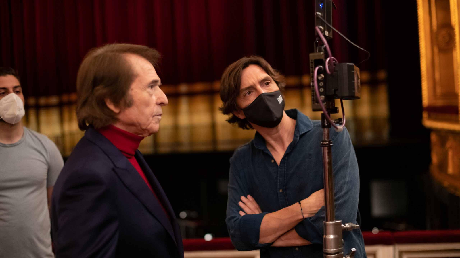 Fotografía cedida por Movistar+ donde aparece el cantante español Raphael (i) durante el rodaje de "Raphaelismo". EFE/Movistar+