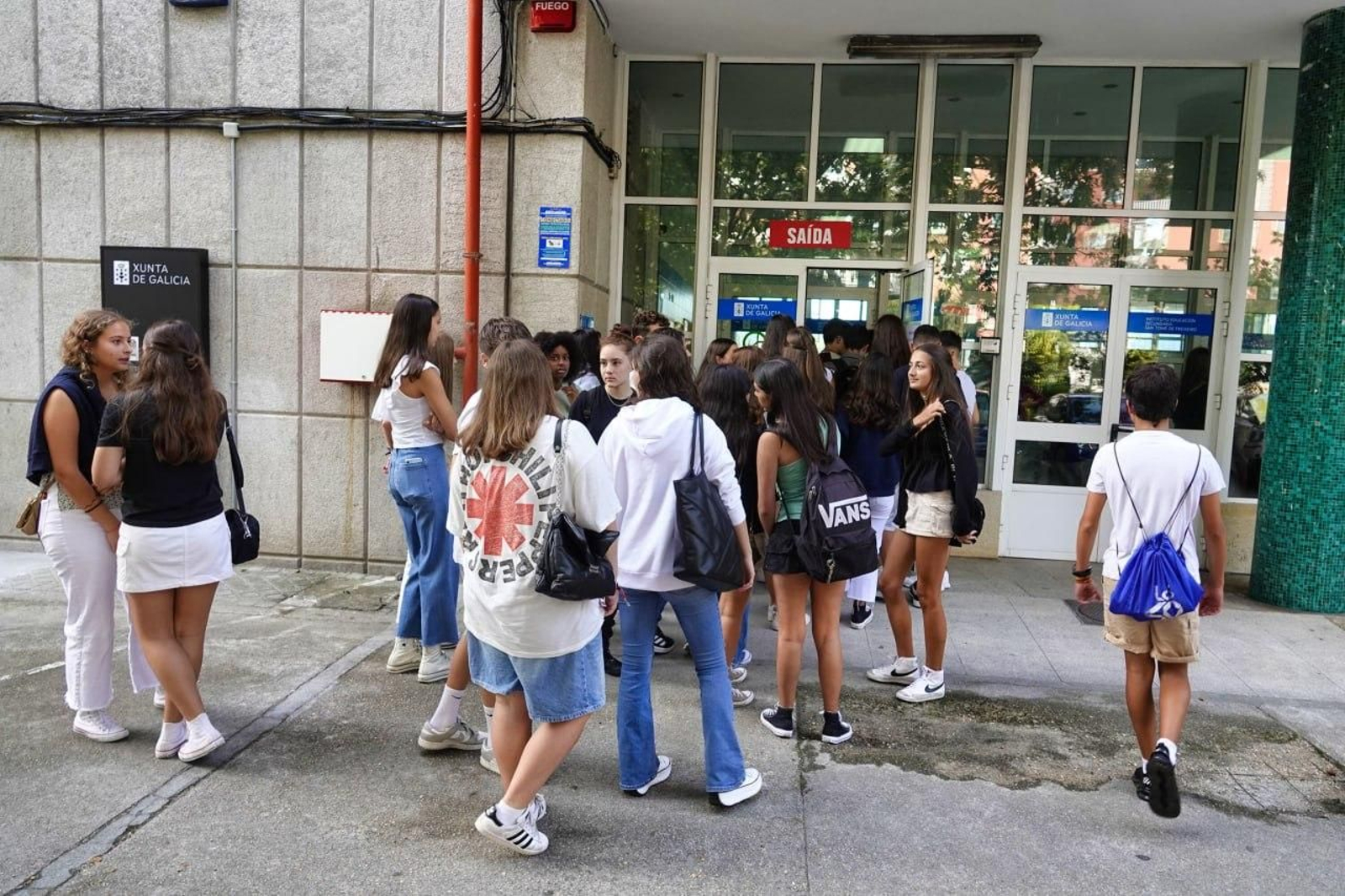 Entrada de un instituto de Vigo, este lunes. // Vicente Alonso