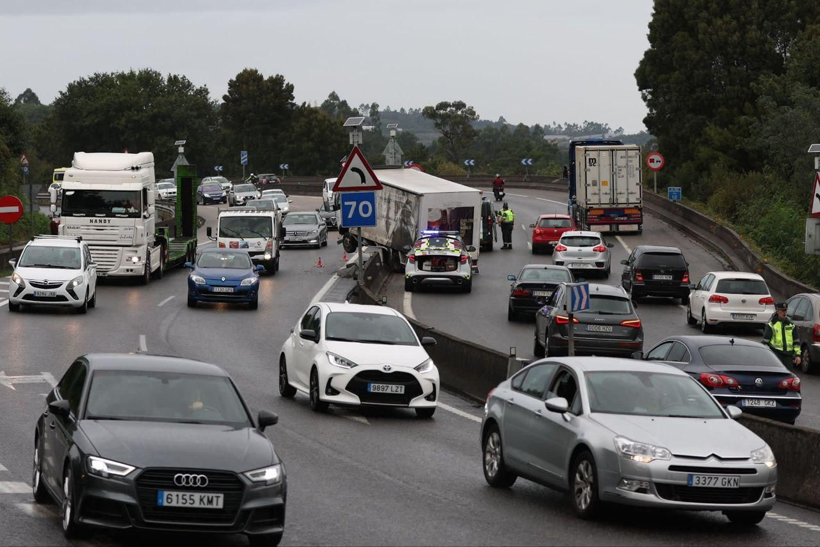 Accidente de un camión en la A-55 en Mos. // Alberte