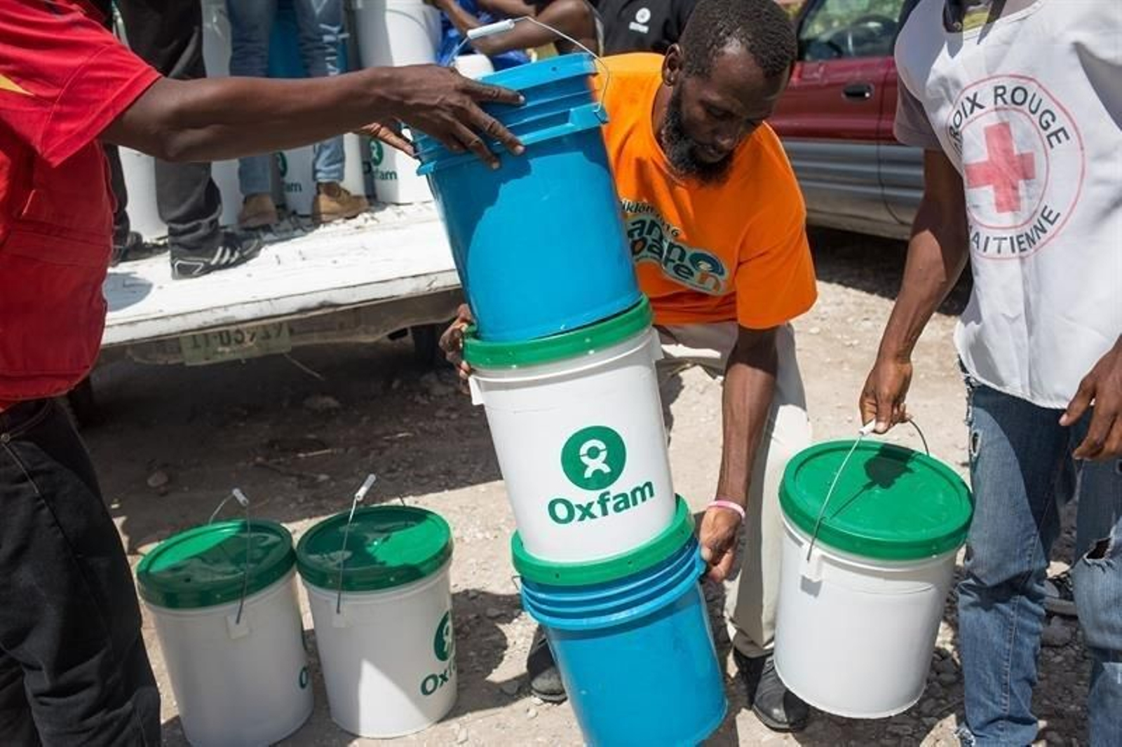 Miembros del equipo de emergencias de Oxfam entregan kits de higiene para evitar la propagación del cólera y otras enfermedades.